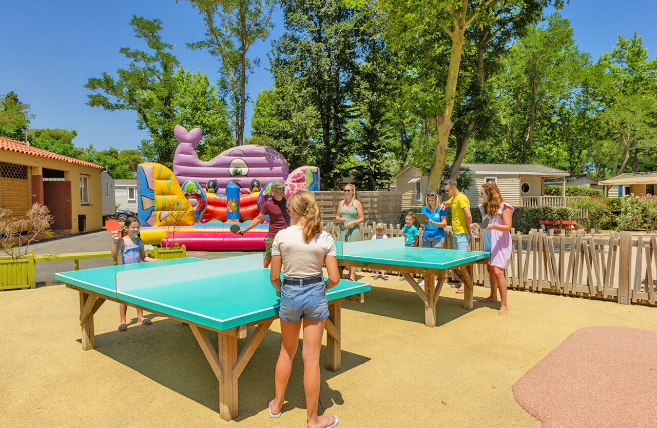 Tables de ping-pong et structure gonflable au camping VAGUES OCEANES Marinette � Ste Marie La Mer (66).