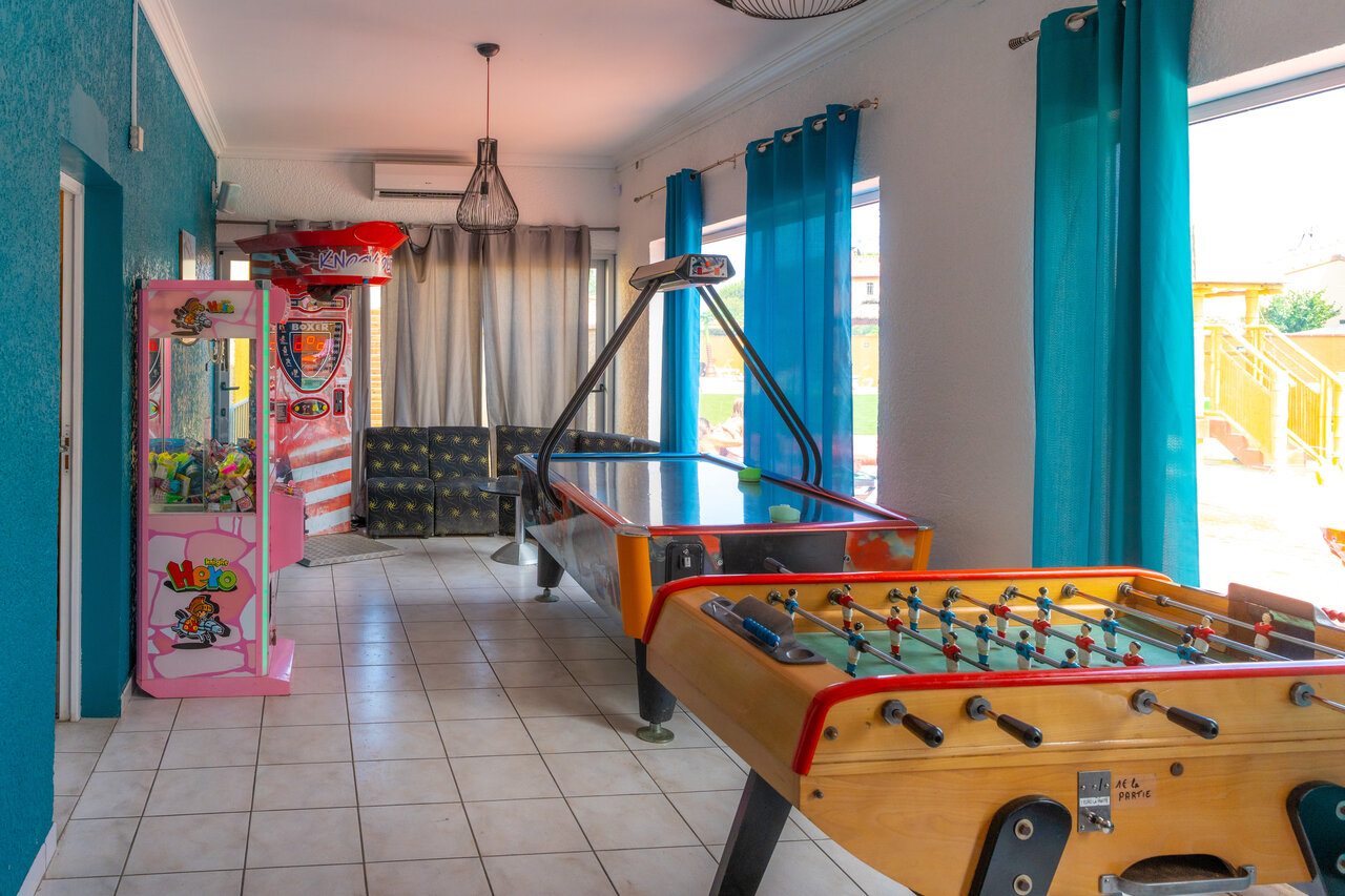 Salle de jeux avec baby-foot, air hockey et bornes d'arcade au camping VAGUES OCEANES Marinette � Ste Marie La Mer (66).