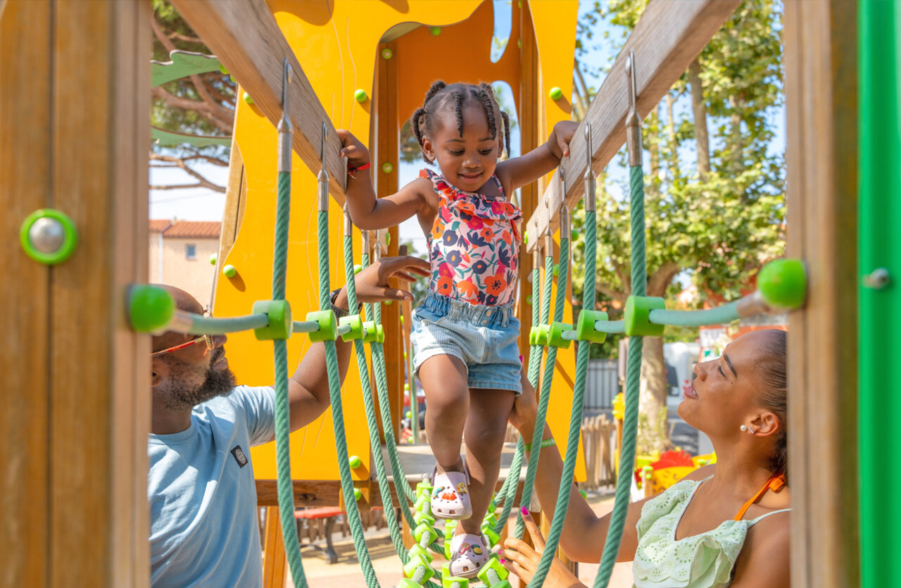 Petite fille sur pont de cordes, au camping VAGUES OCEANES Marinette � Ste Marie La Mer (66).