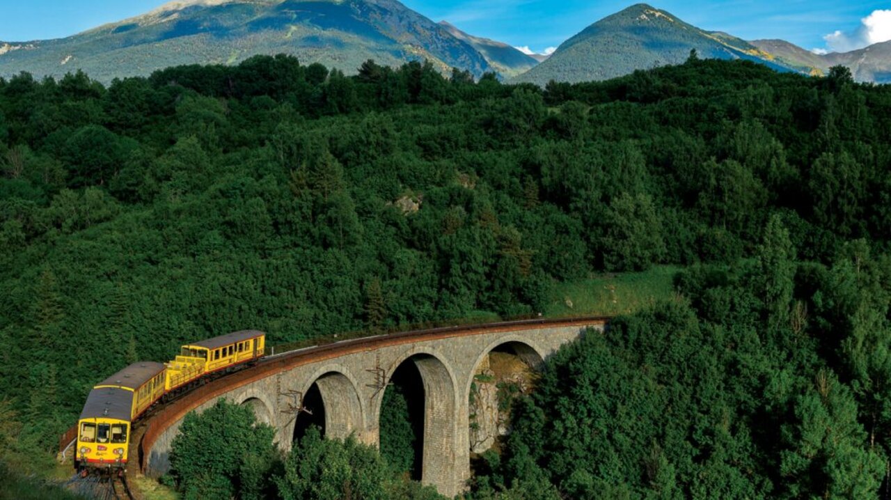 Train jaune sur viaduc, montagnes, au camping VAGUES OCEANES Marinette � Ste Marie La Mer (66).