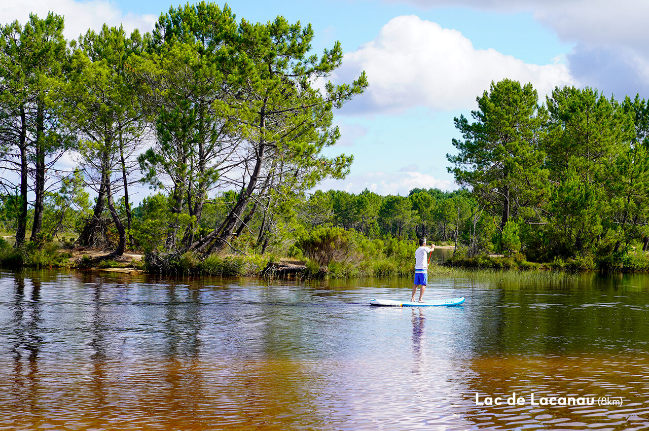 Paddleboarder sur le Lac de Lacanau, un lieu � visiter en Gironde.