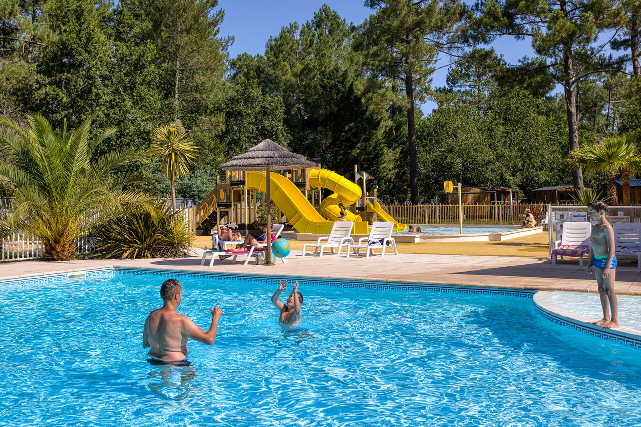 Piscine ext�rieure avec toboggans aquatiques et jeux d'eau au camping CLICOCHIC M�doc Bleu � Carcans (33).