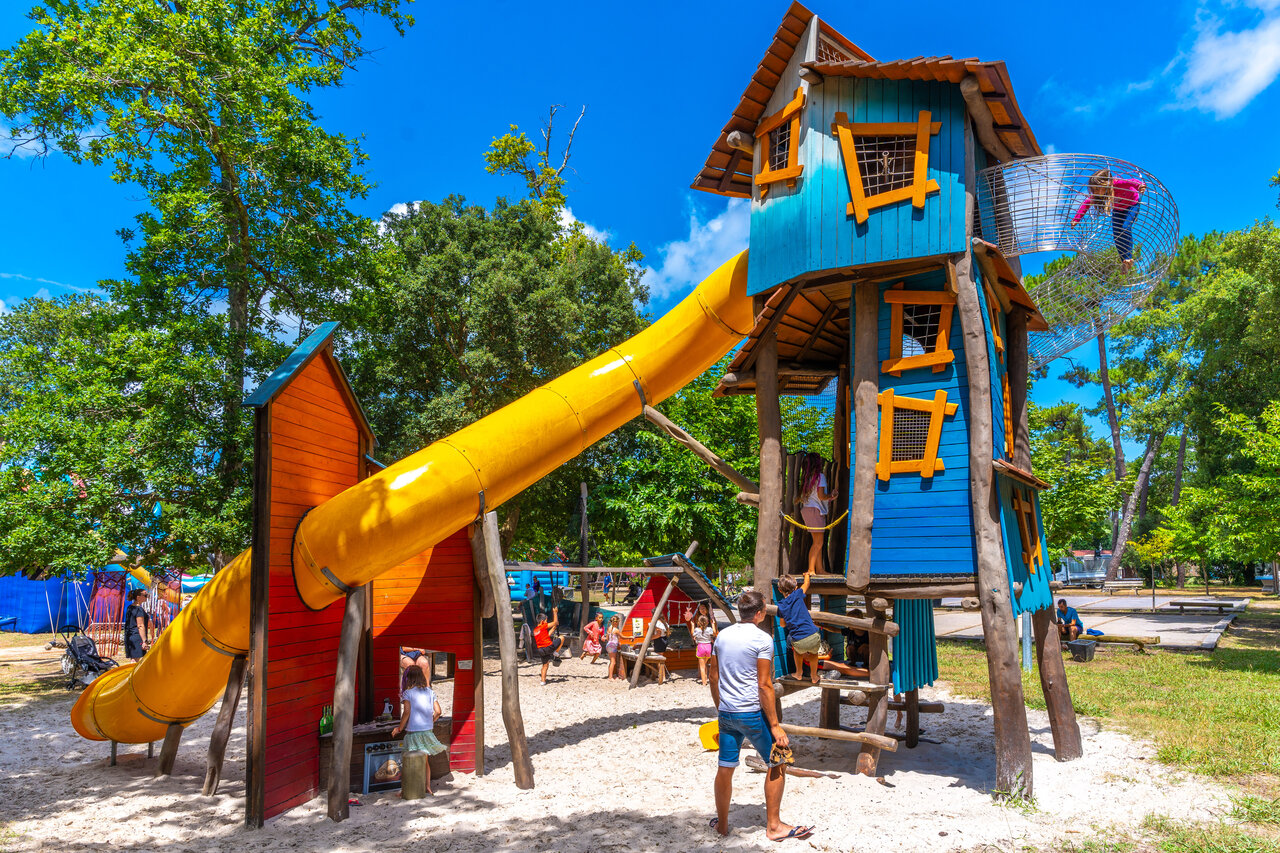 Aire de jeux enfants, toboggan g�ant au camping CAPFUN Mer � Labenne-Oc�an (40).