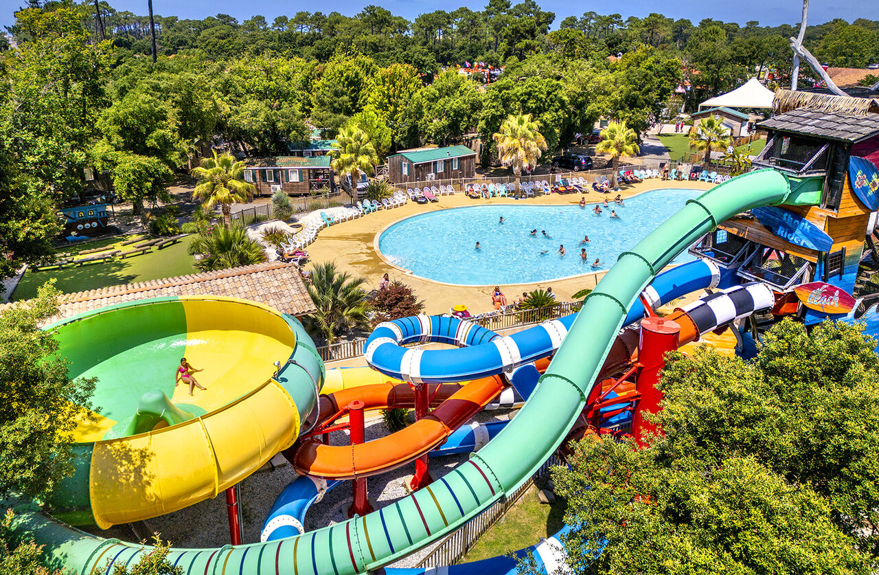 Toboggans aquatiques g�ants et piscine ext�rieure anim�e au camping CAPFUN Mer � Labenne-Oc�an (40).