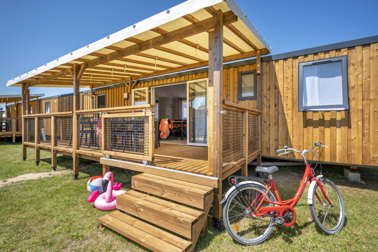 Mobil-home en bois avec terrasse, v�lo rouge au camping CAPFUN Mer � Labenne-Oc�an (40).