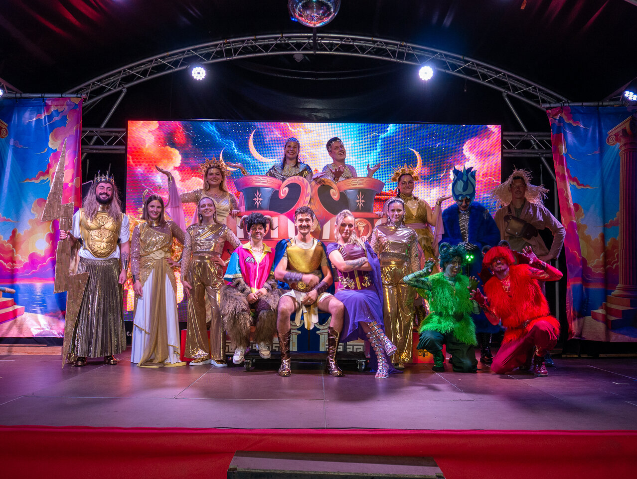 Spectacle d'animation avec artistes costum�s sur sc�ne au camping CAPFUN Mer � Labenne-Oc�an (40).