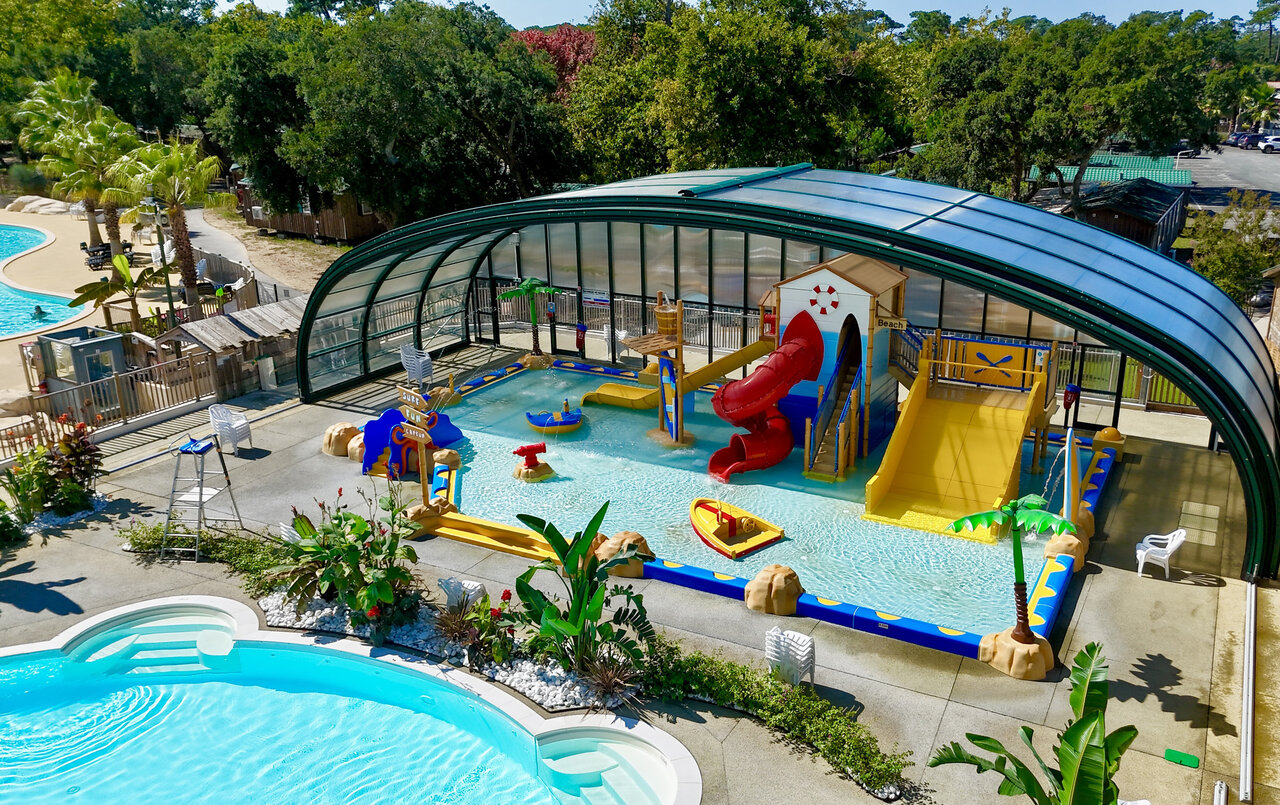 Espace aquatique couvert avec toboggans et jeux d'eau au camping CAPFUN Mer � Labenne-Oc�an (40).