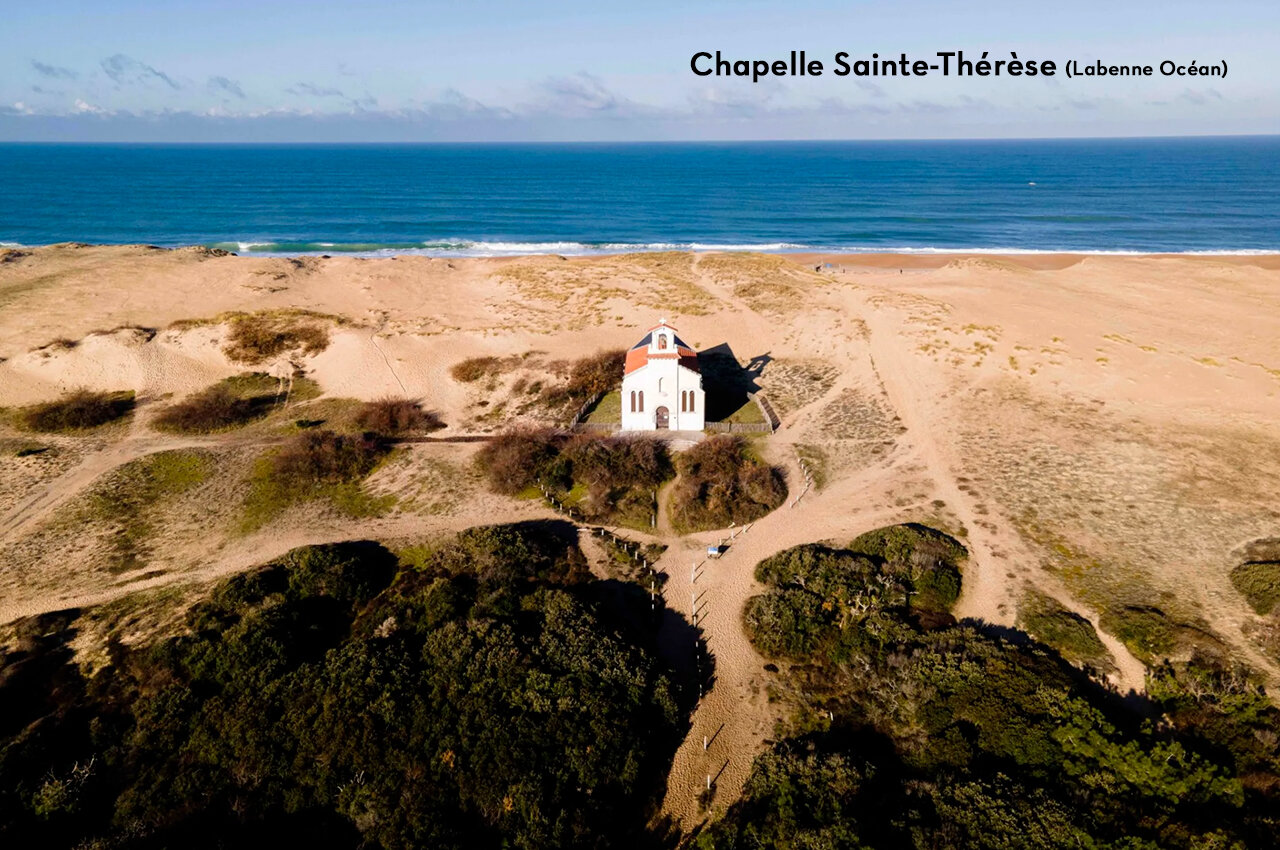 Chapelle Sainte-Th�r�se sur les dunes de Labenne Oc�an, lieu � visiter.