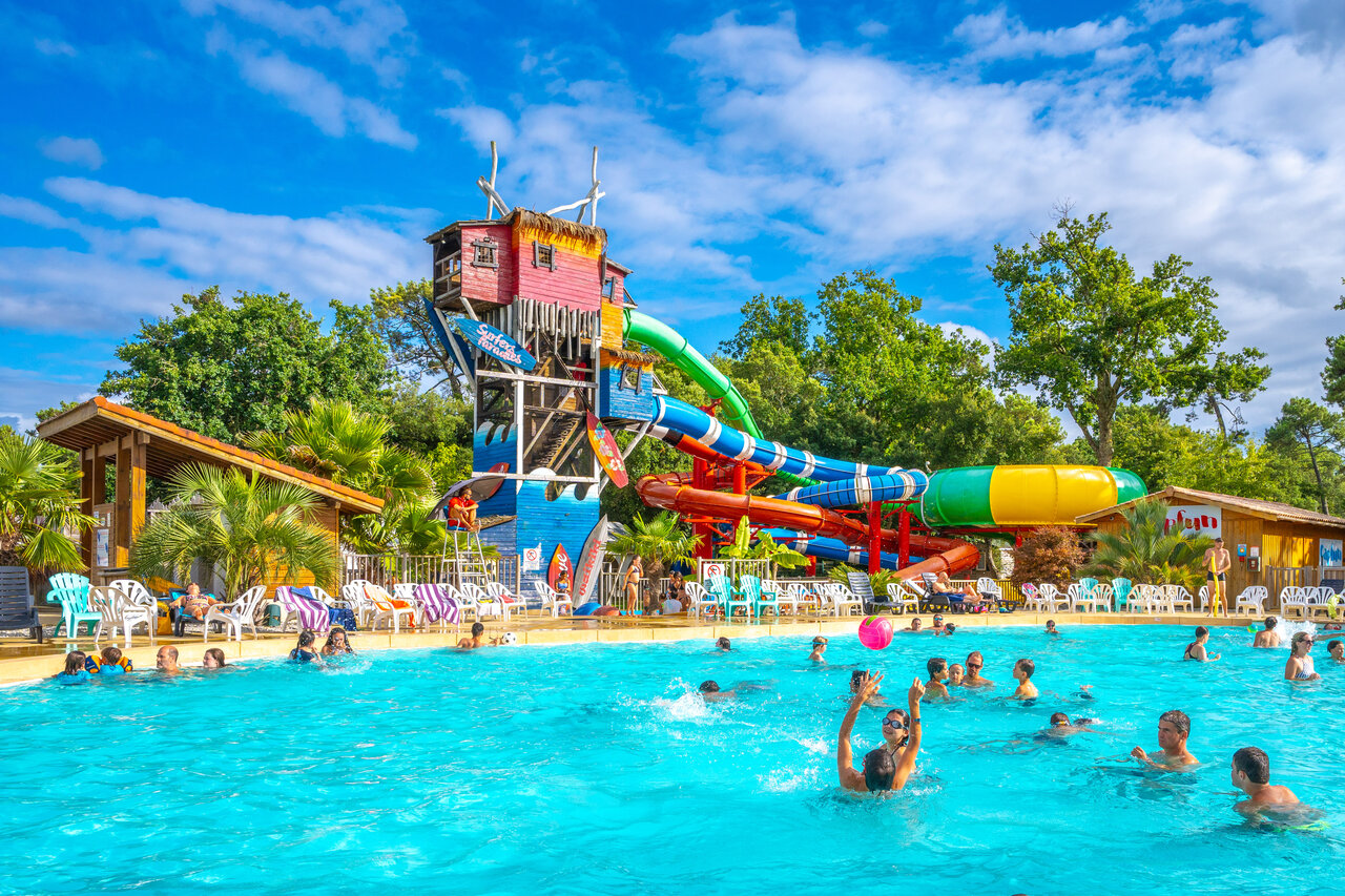 Piscine ext�rieure anim�e, toboggans aquatiques au camping CAPFUN Mer � Labenne-Oc�an (40).