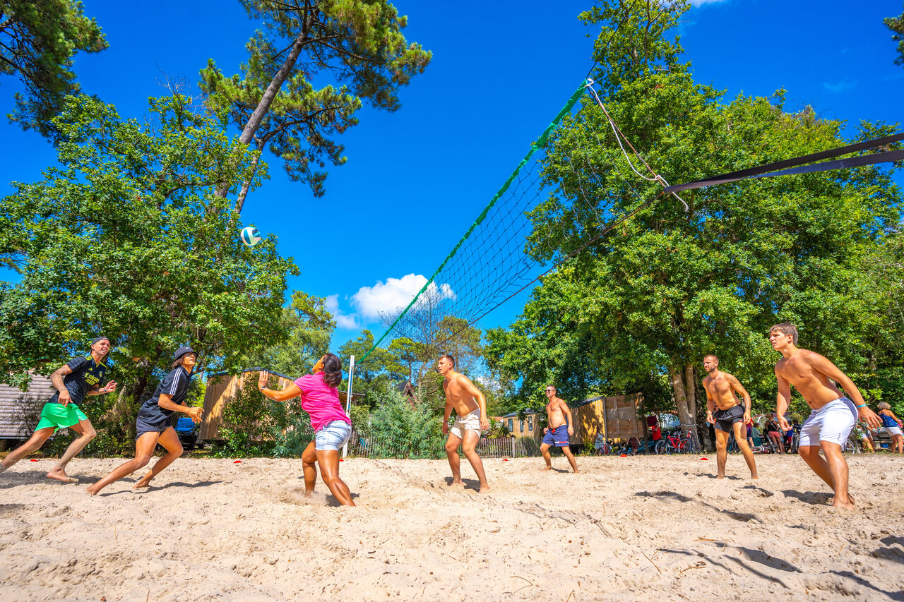 Partie de beach-volley sur sable avec amis au camping CAPFUN Mer � Labenne-Oc�an (40).