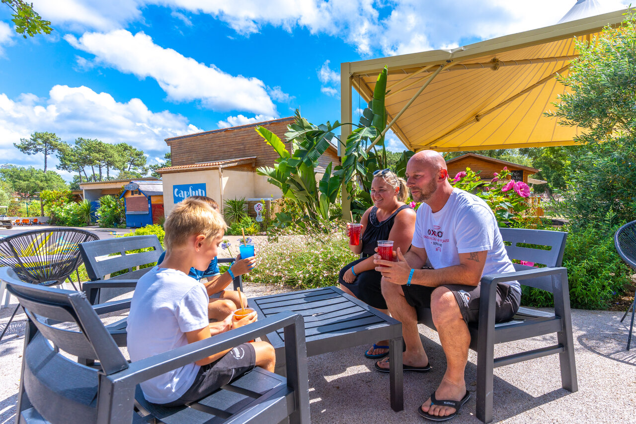 Famille profitant de boissons au bar du camping CAPFUN Mer � Labenne-Oc�an.