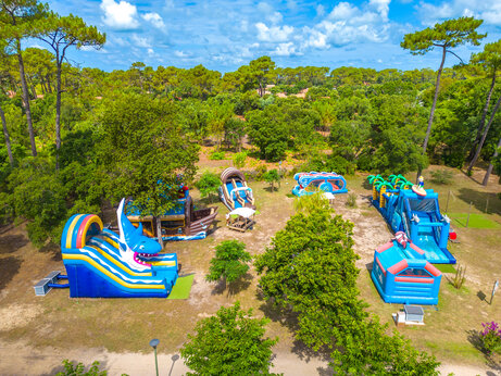 Structures gonflables et toboggans pour enfants au camping CAPFUN Mer à Labenne-Océan (40).