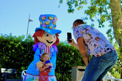 Mascotte colorée et enfant posant au camping CAPFUN Mer à Labenne-Océan (40).