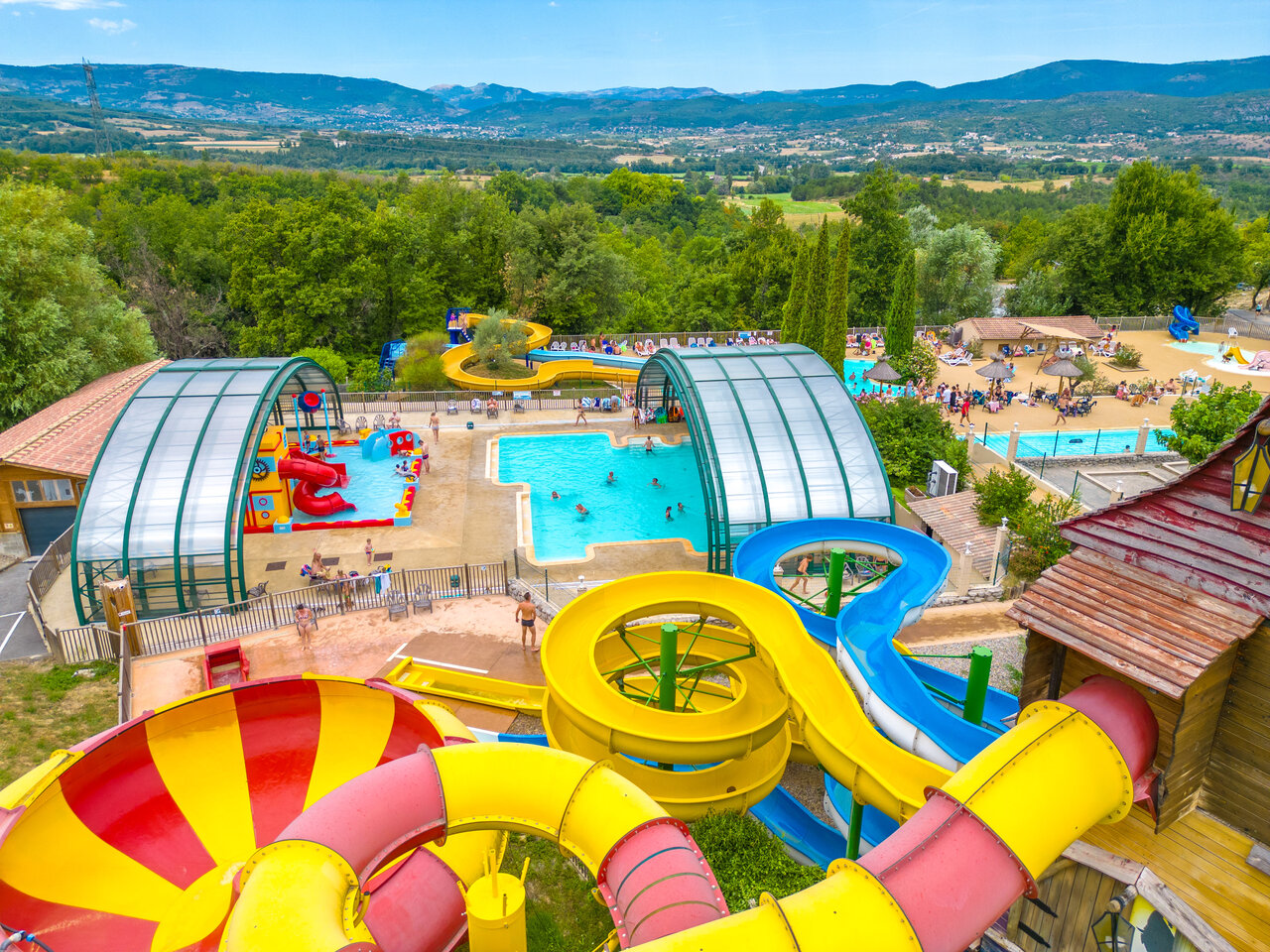 Parc aquatique, toboggans g�ants et piscines au camping CAPFUN Merle Roux � Baix (07).