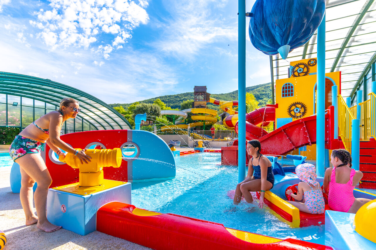 Parc aquatique, toboggans et jeux d'eau pour enfants au camping CAPFUN Merle Roux � Baix.