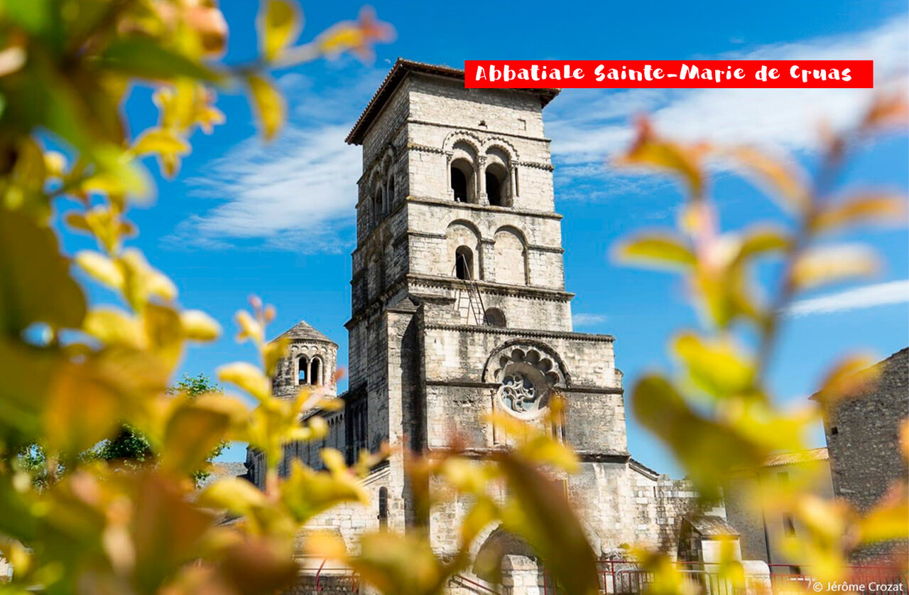Abbatiale Sainte-Marie de Cruas, monument historique � visiter pr�s de Baix.