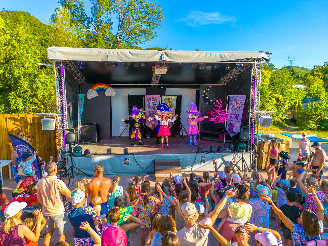 Spectacle d'animation avec personnages costum�s et enfants au camping CAPFUN Merle Roux � Baix (07).