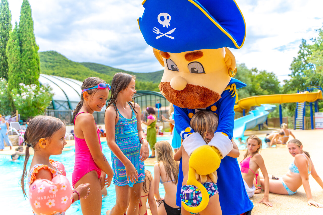 Mascotte pirate, enfants, piscine au camping CAPFUN Merle Roux � Baix (07).