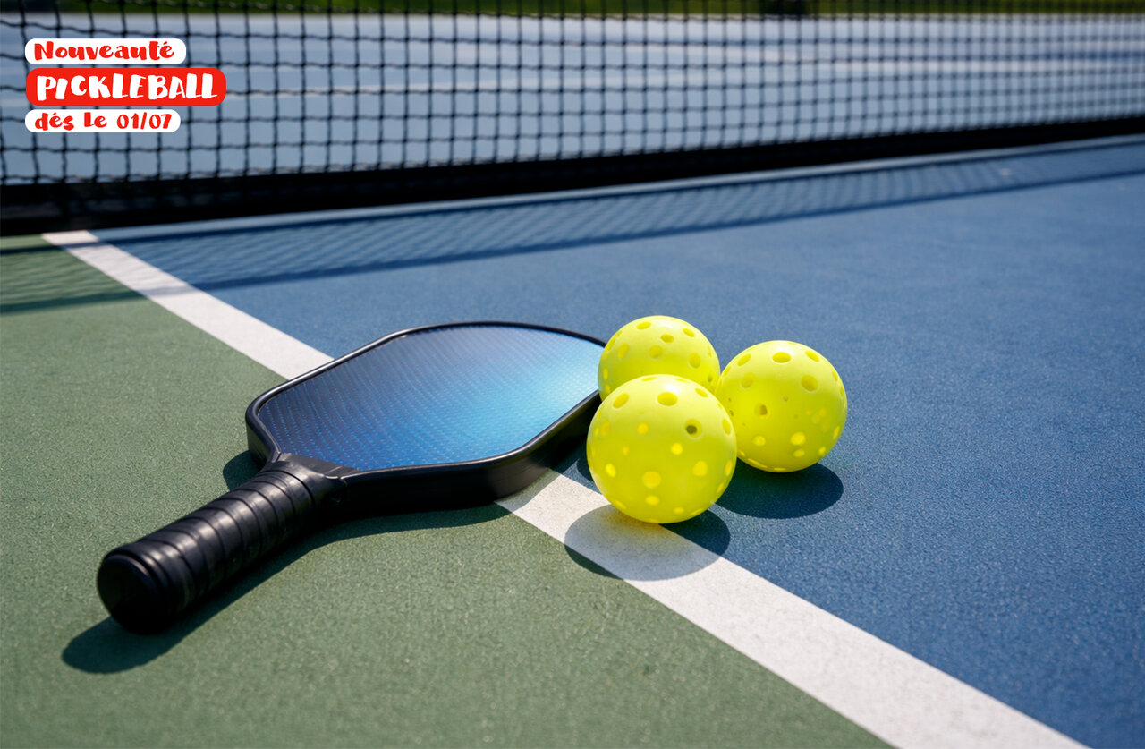 �quipement de pickleball sur terrain de sport au camping CAPFUN Mer et Soleil � Cap d'Agde (34).