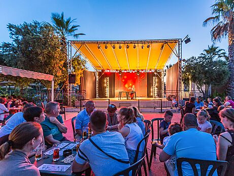 Spectacle d'animation sur scène avec public au camping CAPFUN Mer et Soleil à Cap d'Agde (34).