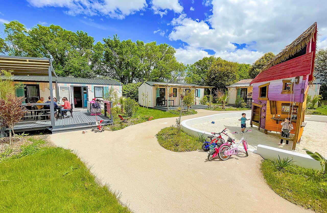 Mobil-homes et jeux enfants au camping VAGUES OCEANES Micheli�re � Givrand (85).