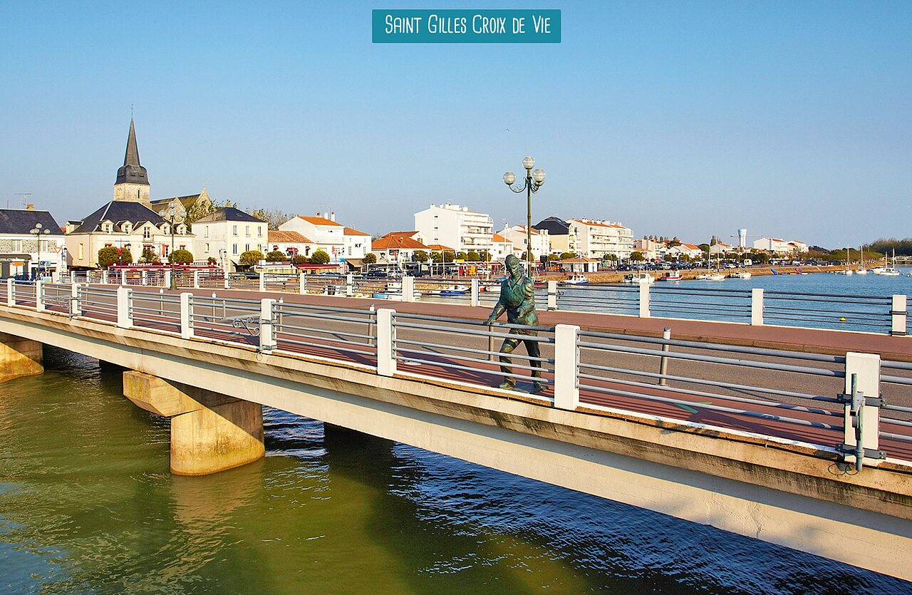 Pont, statue et port de Saint Gilles Croix de Vie, Vend�e.