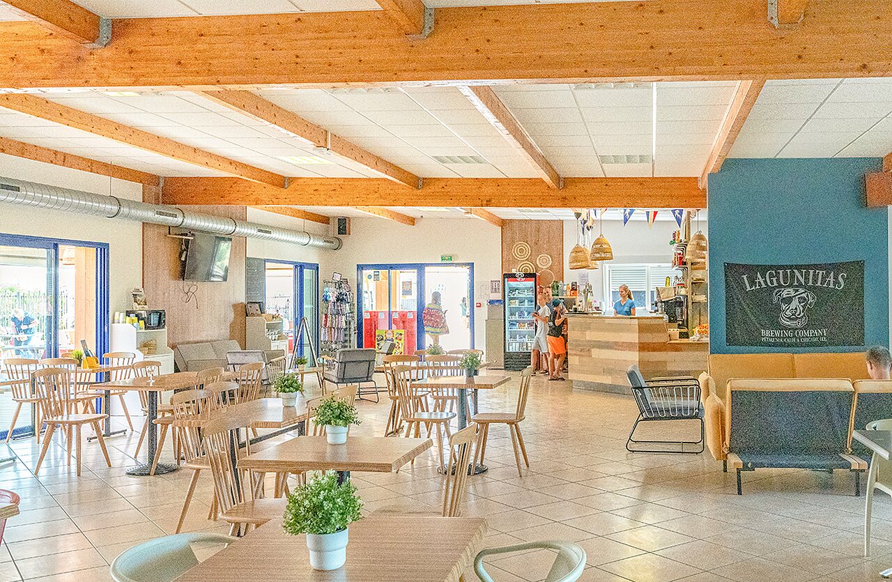 Bar et espace de restauration avec tables au camping VAGUES OCEANES Micheli�re � Givrand (85).