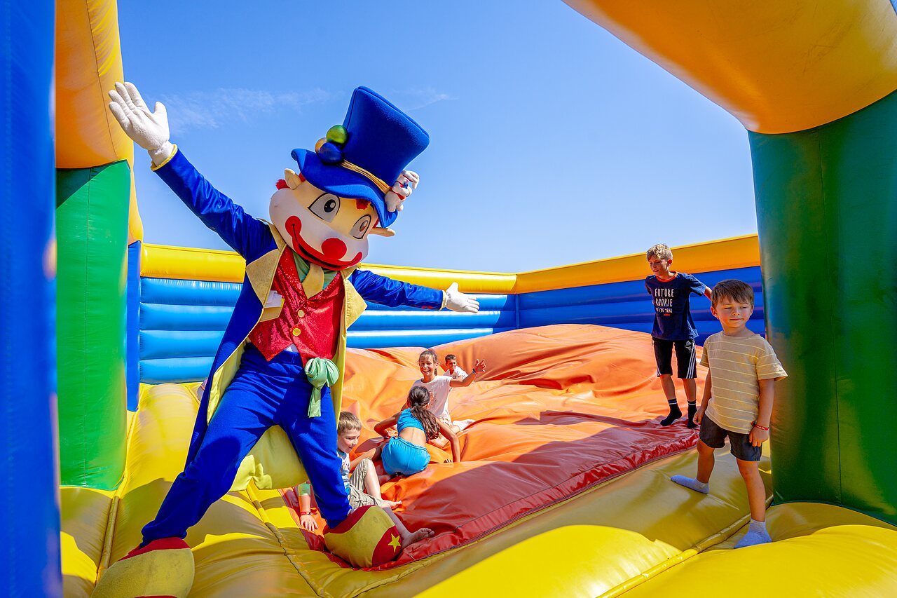 Structure gonflable et mascotte avec enfants au camping CAPFUN Mille P�pites � Carnon (34).
