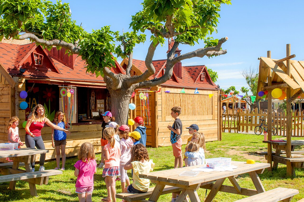 Activit� cr�ative pour enfants avec animateur au camping CAPFUN Mille P�pites � Carnon (34).