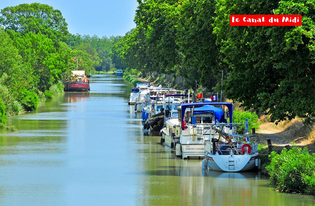Le Canal du Midi, voie navigable historique avec p�niches, � visiter pr�s de Carnon.