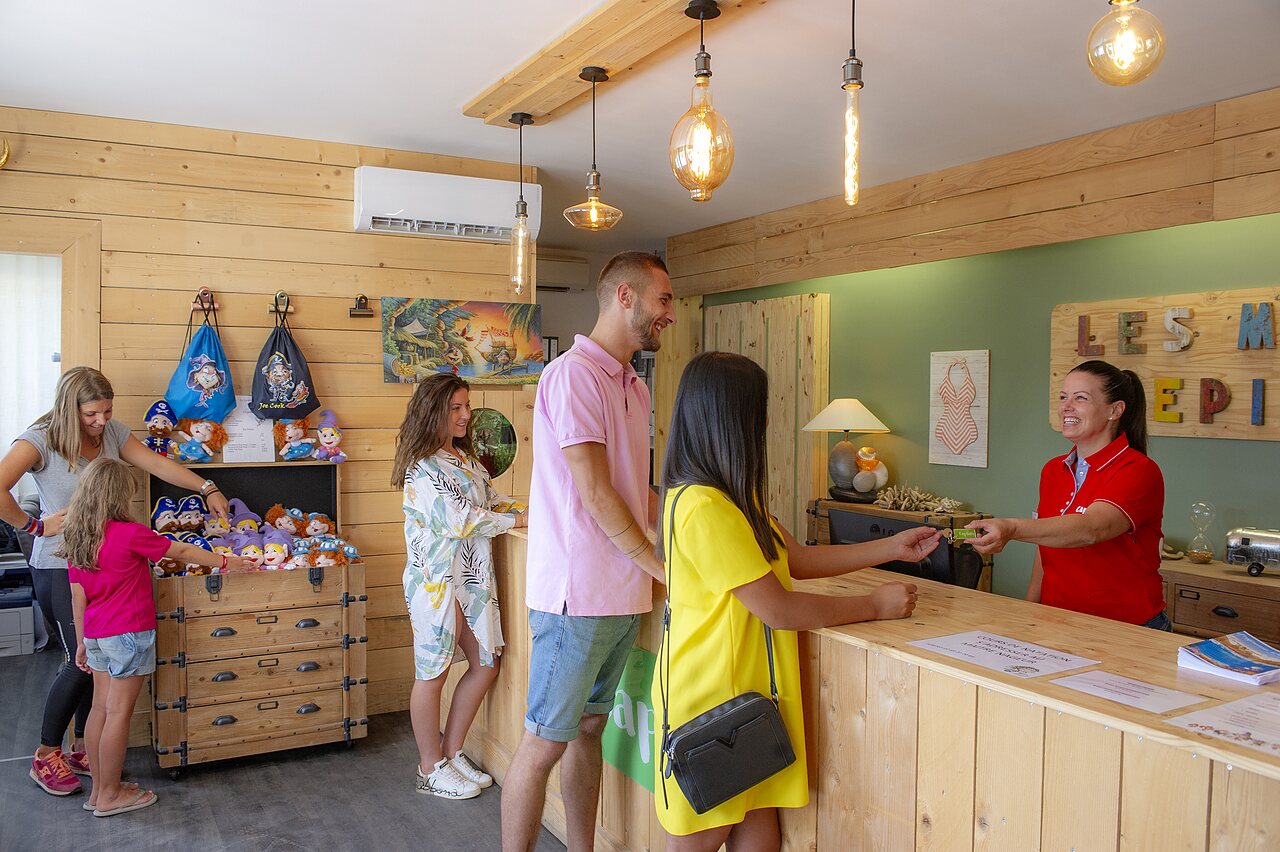 Accueil chaleureux, remise des cl�s aux vacanciers au camping CAPFUN Mille P�pites � Carnon.