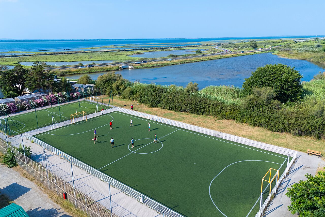 Terrain multisport avec joueurs de football, vue a�rienne, CAPFUN Mille P�pites Carnon (34).