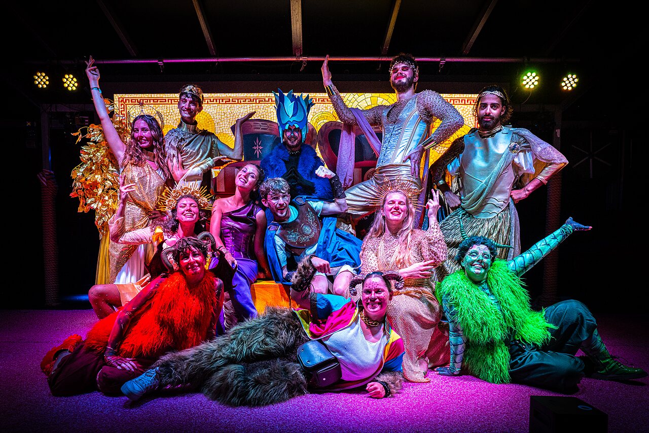 Troupe d'artistes costum�s en spectacle au camping CAPFUN Mille P�pites � Carnon (34).