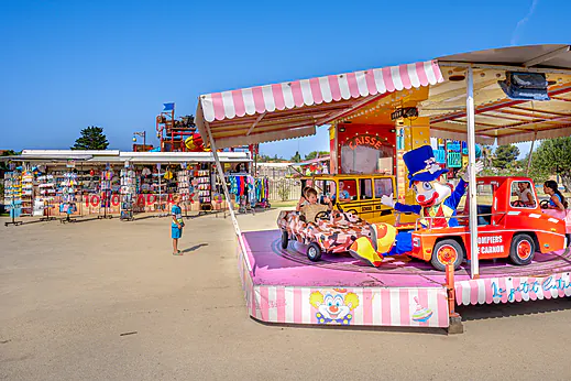 Manège pour enfants avec clown au camping CAPFUN Mille Pépites à Carnon (34). Manège pour enfants avec clown au camping CAPFUN Mille Pépites à Carnon (34).