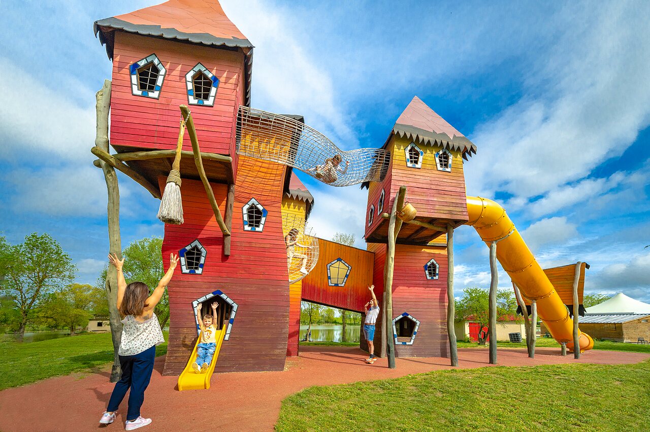 Aire de jeux g�ante avec toboggans et filets pour enfants au camping CAPFUN Mirabelle � VOLSTROFF (57).
