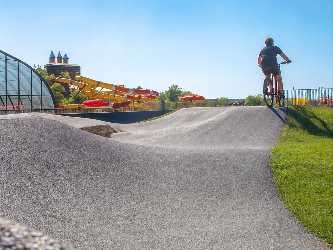 Pump track pour v�lo et toboggans aquatiques au camping CAPFUN Mirabelle � VOLSTROFF.