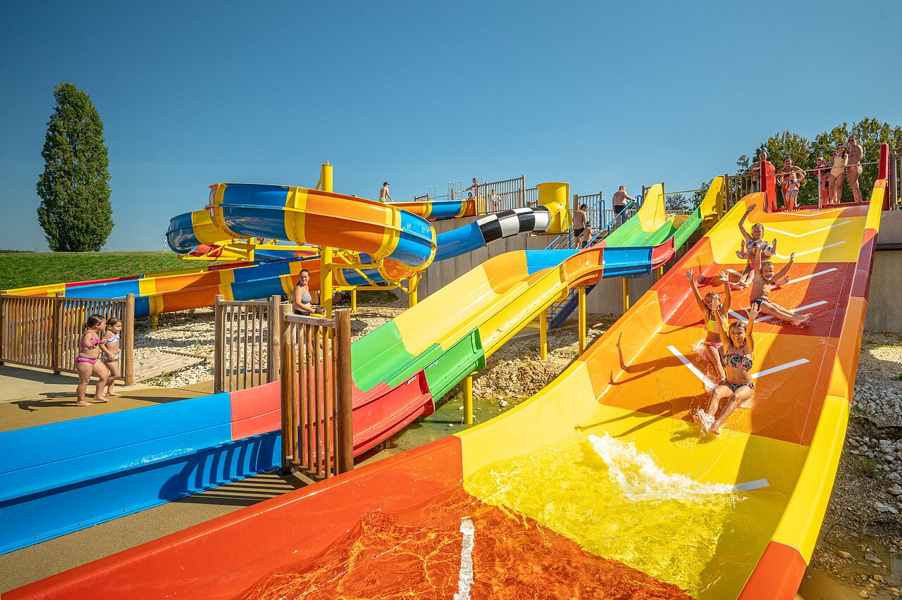Toboggans aquatiques color�s avec enfants s'amusant au camping CAPFUN Mirabelle � VOLSTROFF (57).