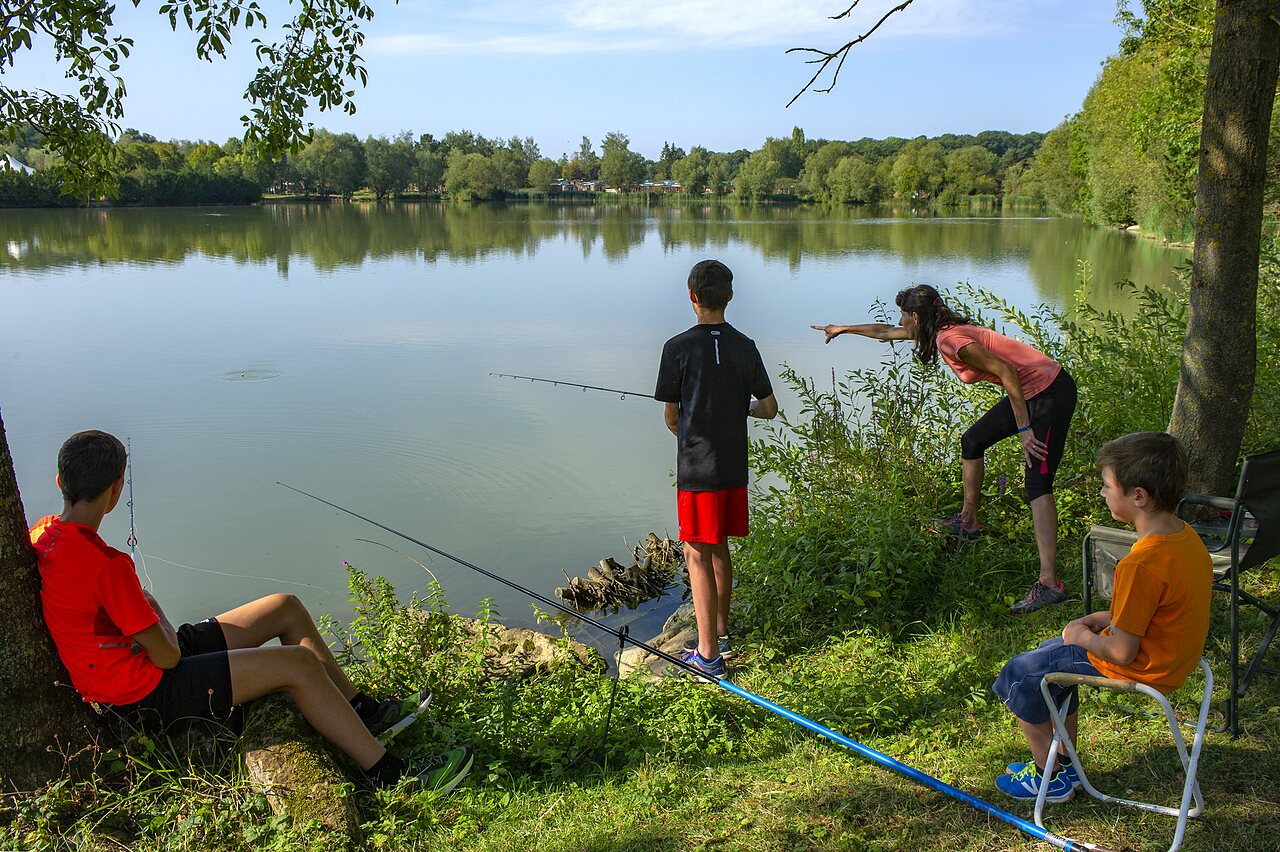 P�che en famille au bord du lac au camping CAPFUN Mirabelle � VOLSTROFF (57).