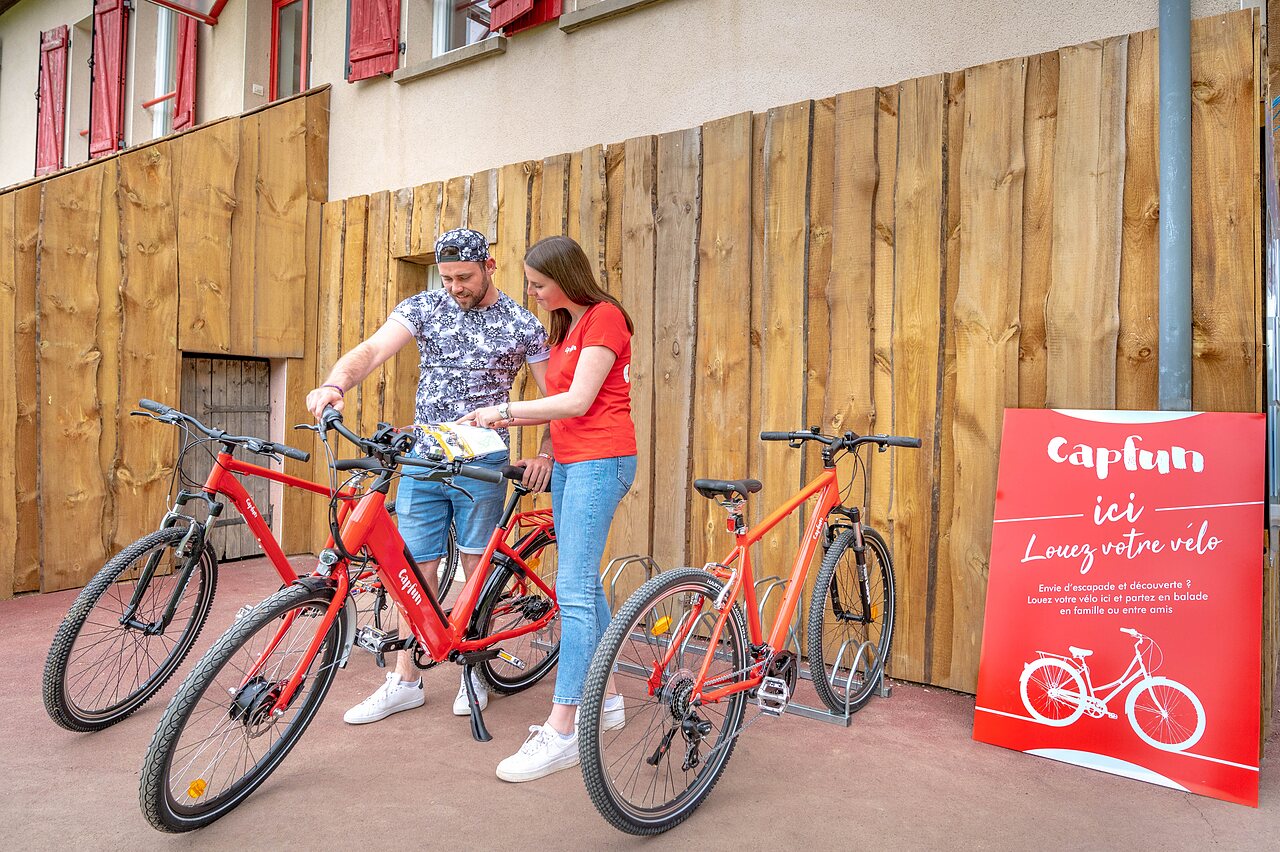 Couple louant des v�los rouges au camping CAPFUN Mirabelle � VOLSTROFF (57).