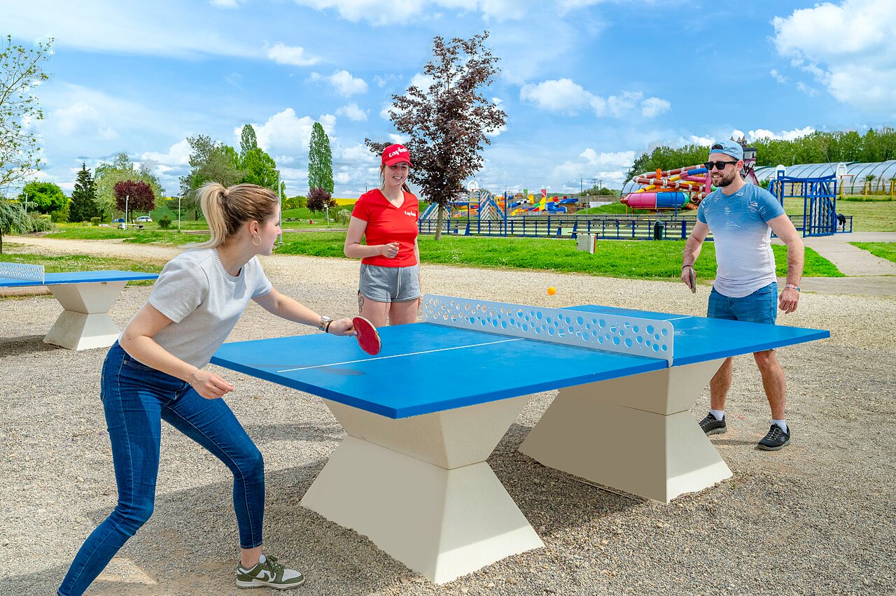 Partie de tennis de table en plein air au camping CAPFUN Mirabelle � VOLSTROFF (57).
