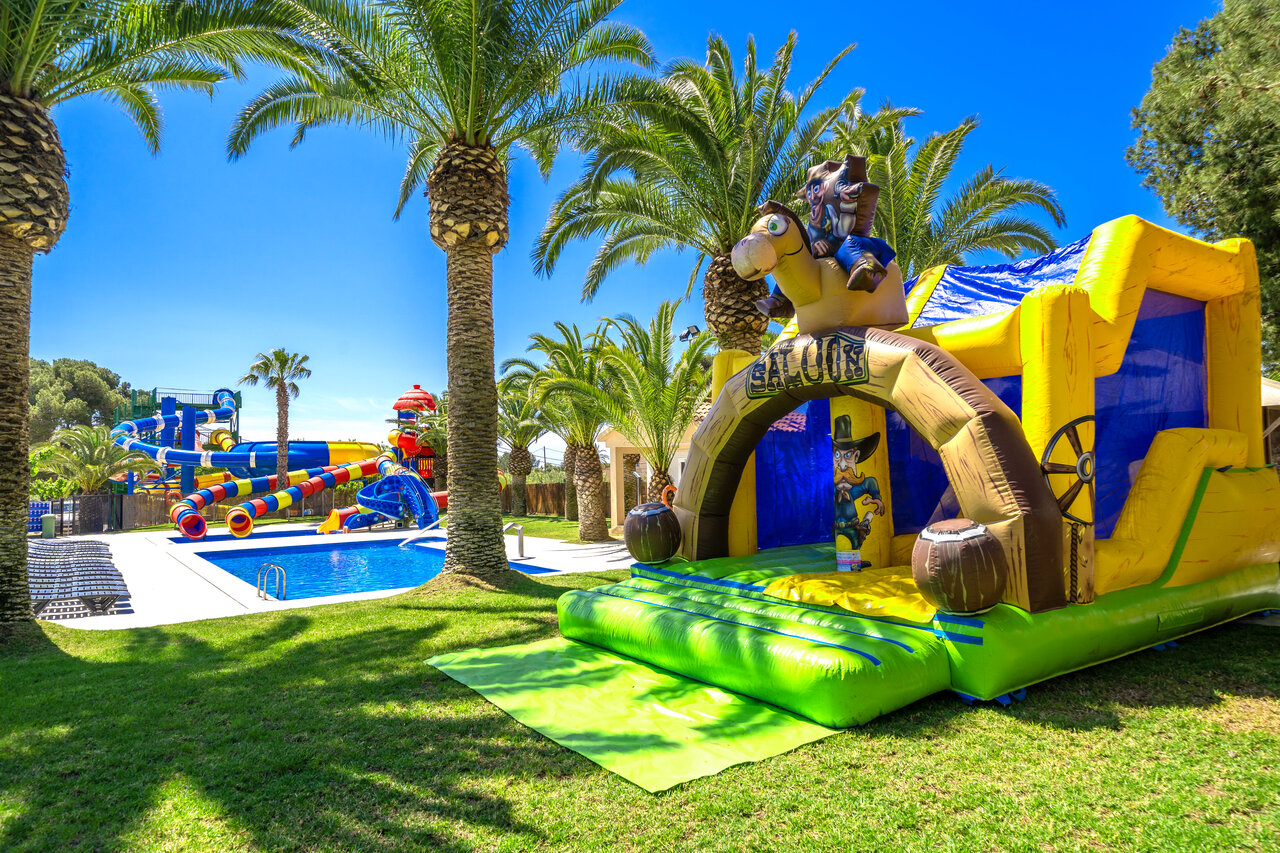 Structure gonflable Saloon, toboggans aquatiques et piscine au camping CAPFUN Mirmanda � Cambrils.