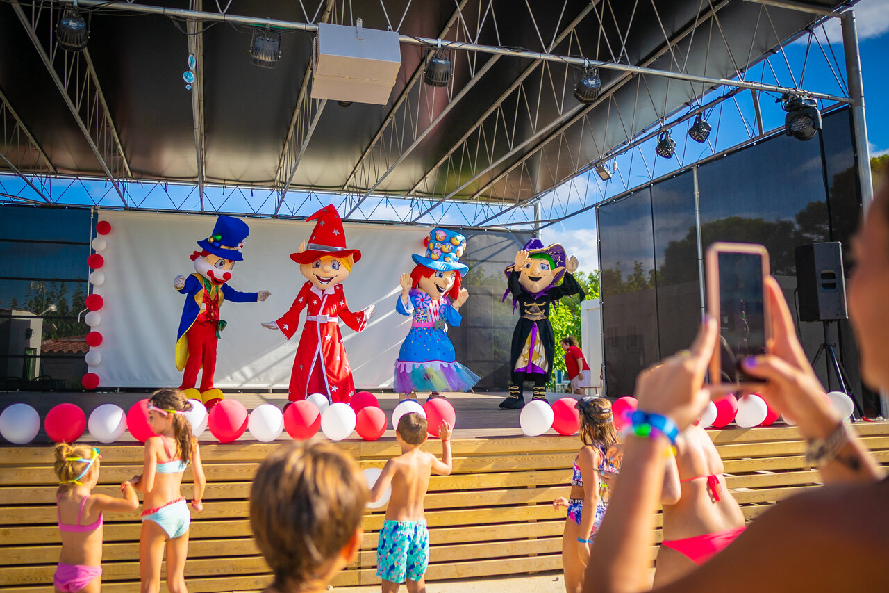 Spectacle d'animation avec mascottes pour enfants au camping CAPFUN Mirmanda � Cambrils - Vinyols i els Arcs (43).