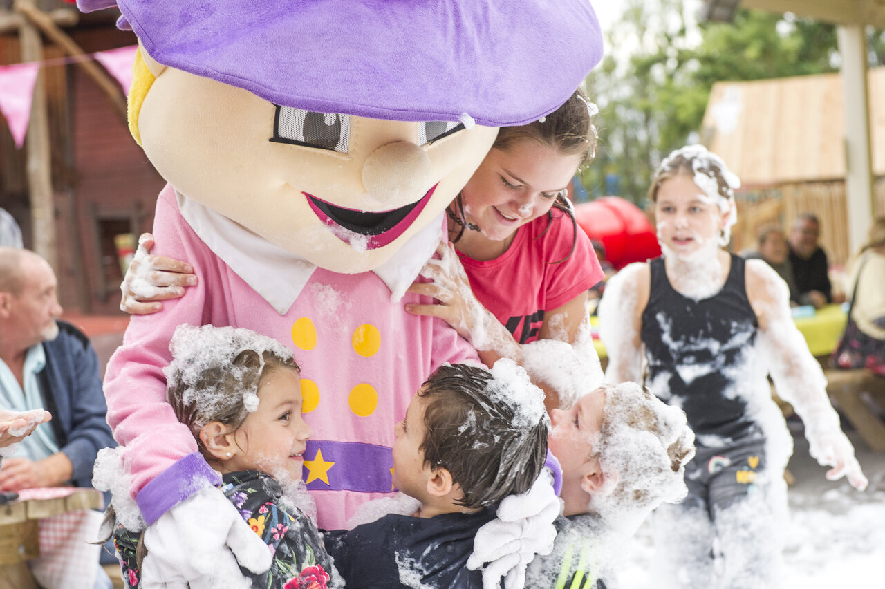Mascotte et enfants lors d'une f�te mousse au camping CAPFUN Mirmanda � Cambrils - Vinyols i els Arcs (43).