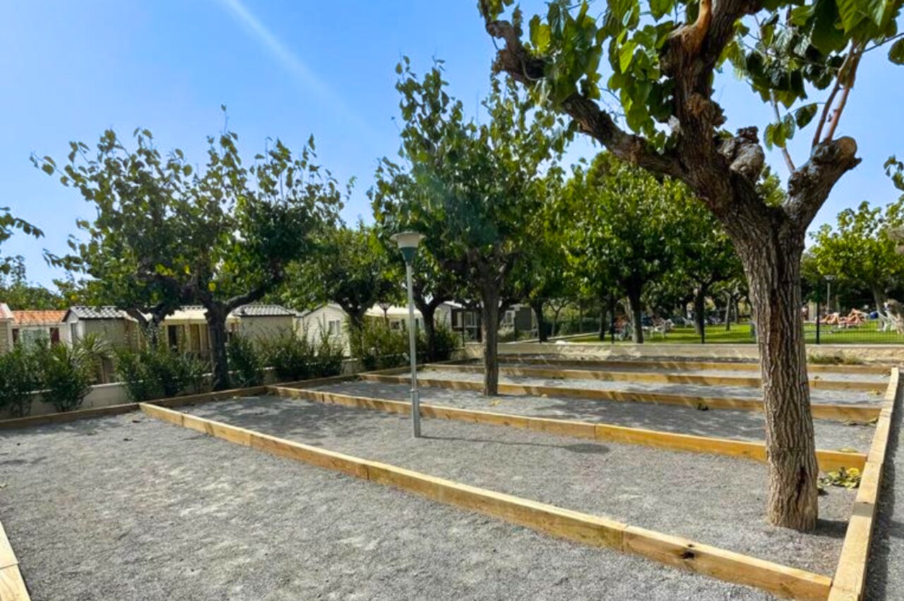 Terrains de p�tanque ombrag�s et Mobil-homes au camping CAPFUN Mirmanda � Cambrils - Vinyols i els Arcs.