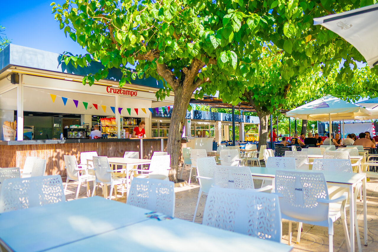 Terrasse de bar ombrag�e au camping CAPFUN Mirmanda � Cambrils - Vinyols i els Arcs (43).