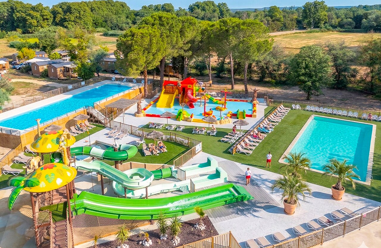 Grand parc aquatique avec toboggans et piscines au camping VAGUES OCEANES Monte Cristo � Vauvert (30).