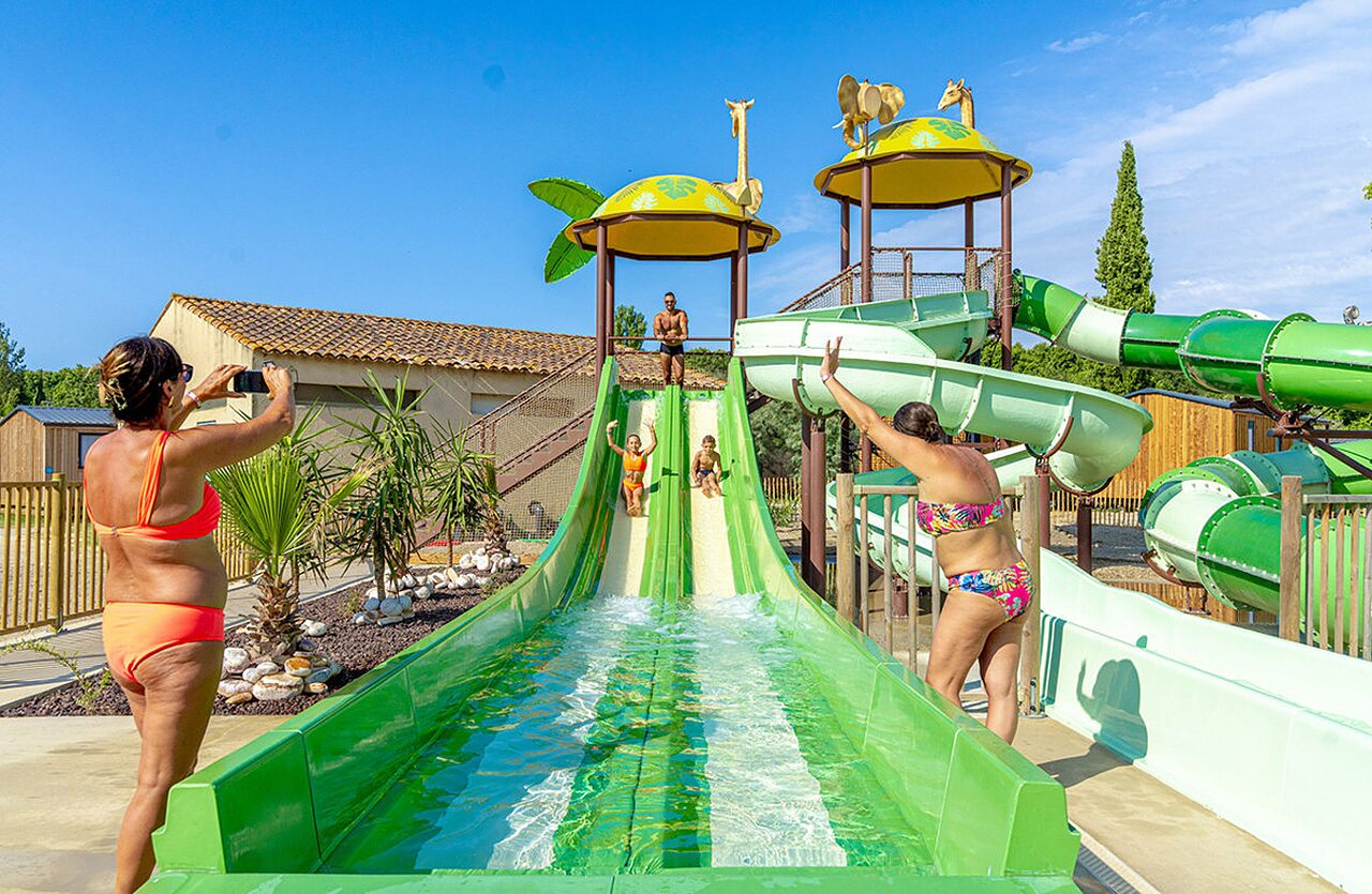 Toboggans aquatiques et enfants s'amusant au camping VAGUES OCEANES Monte Cristo � Vauvert (30).