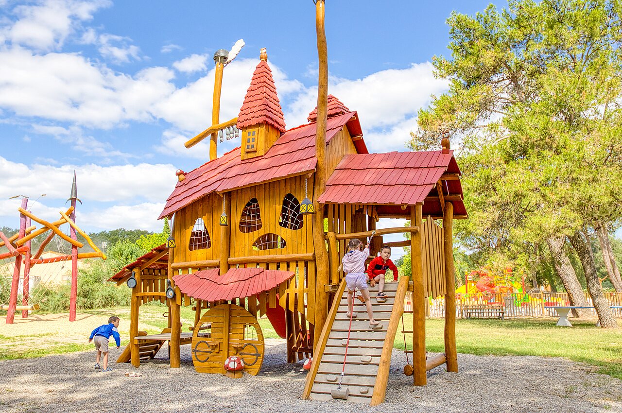 Structure de jeux en bois avec enfants au camping VAGUES OCEANES Monte Cristo � Vauvert (30).