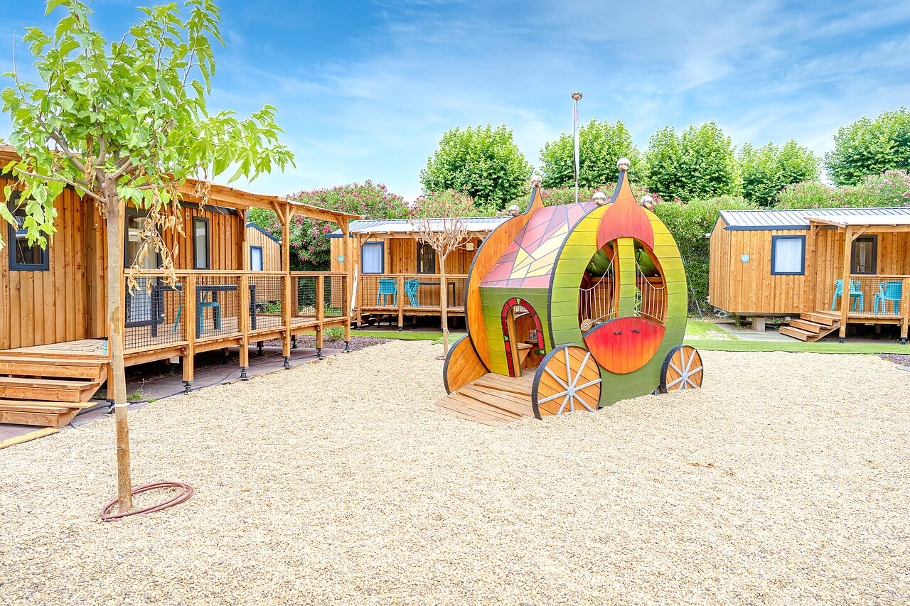 Aire de jeux carrosse, Mobil-homes bois au camping VAGUES OCEANES Monte Cristo.