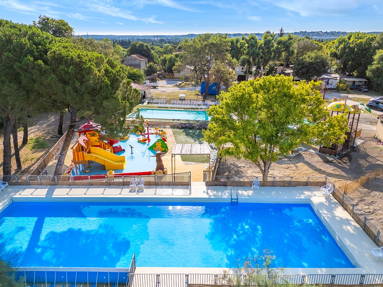 Piscine ext�rieure, pataugeoire et toboggans au camping VAGUES OCEANES Monte Cristo � Vauvert (30).